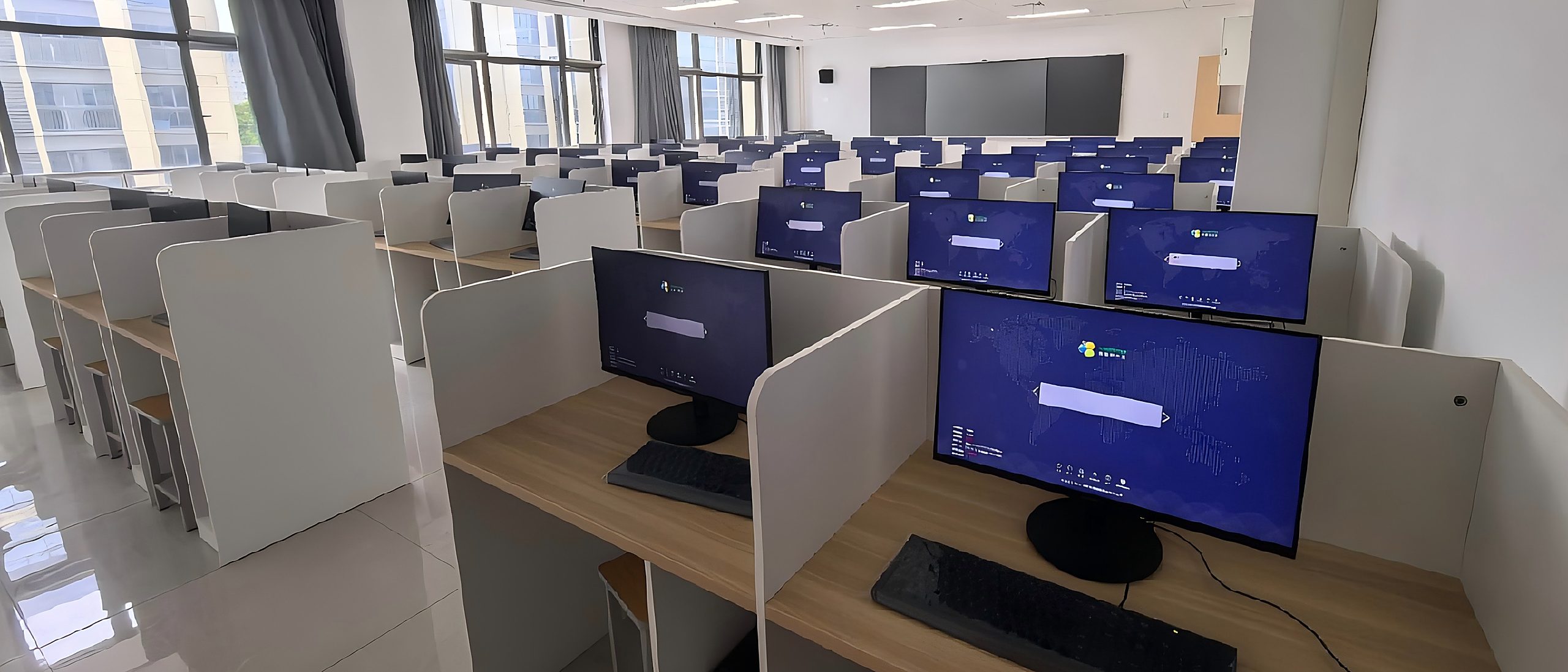 青葡萄云桌面在高校计算机教室的成排终端部署实景
