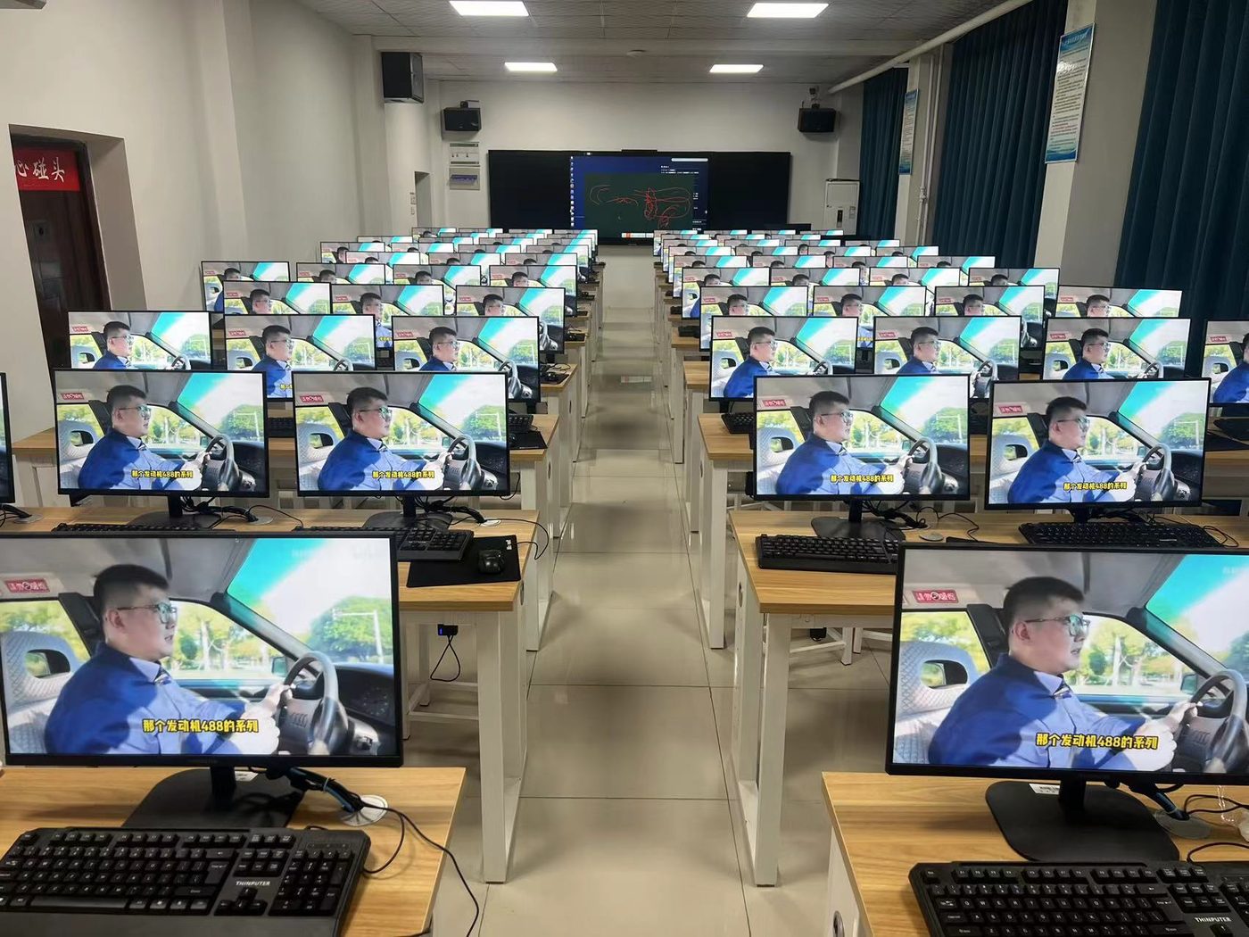 统一部署 GPU 云桌面的计算机机房